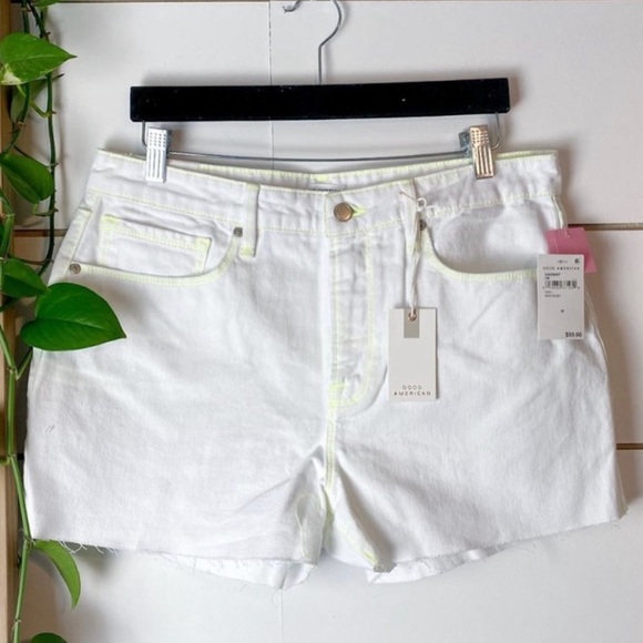 ⭐️NEW⭐️ Good American Frayed Shorts - Picture 1 of 3